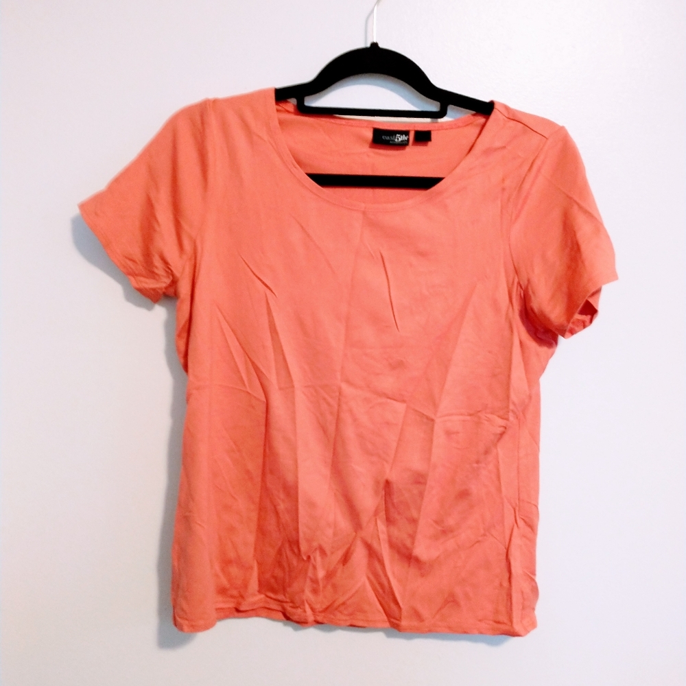 East 5th scoop neckline stretchy T-shirt size medium in pretty pink orange salmo